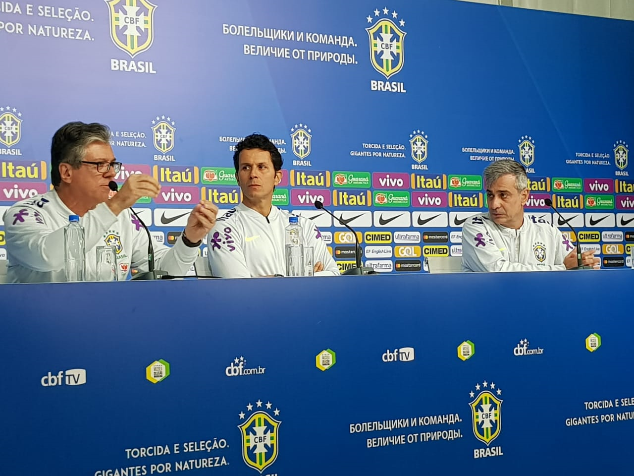 Médico da Seleção revela lesão de Douglas Costa 2 cbf leo1