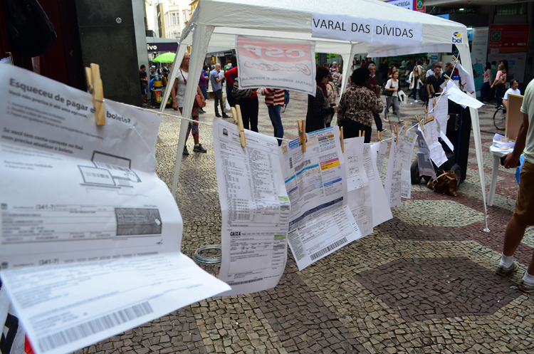 Professores do estado de MG exibem contas atrasadas no Calçadão 1 contasolavo