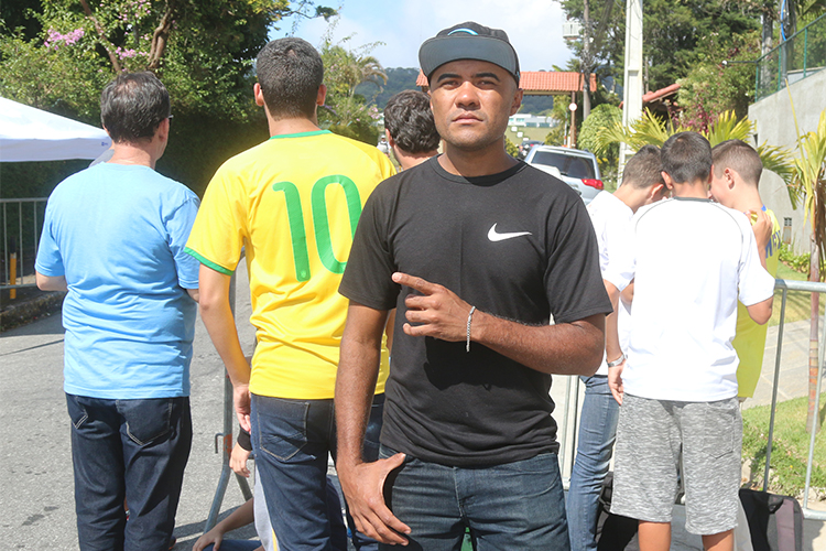 Juiz-foranos assistem treino da Seleção em Teresópolis 9 esp torcedores comary camisa preta