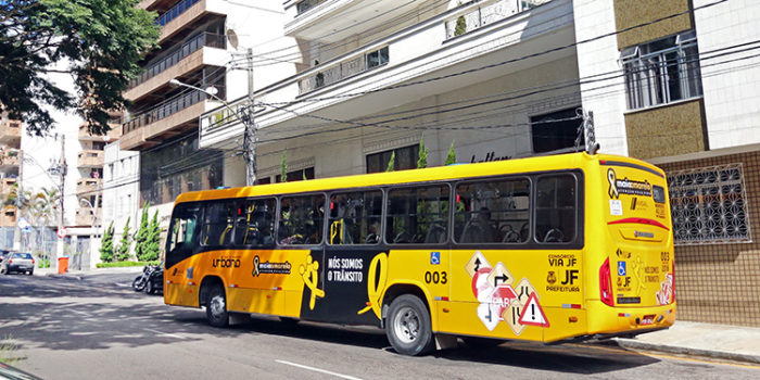 Ônibus divulga campanha de conscientização sobre acidentes de trânsito 1 maio amarelo leo