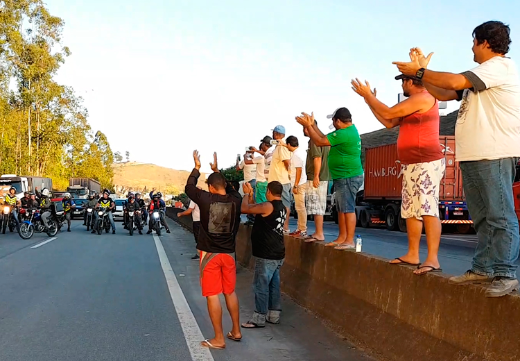 Mais de 150 caminhões parados no trecho da BR-040 em Juiz de Fora 2 manifestação