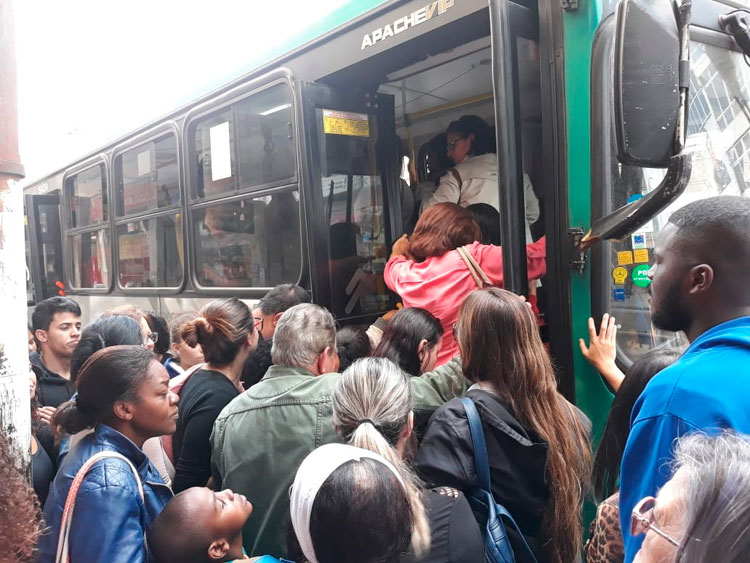Com transporte coletivo reduzido, usuários têm dificuldade em deslocamentos em JF 1 onnibus olavo 4