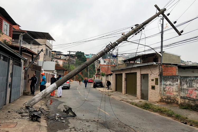 Queda de poste após batida deixa moradores da Zona Leste sem luz 1 poste são sebastião julia campos
