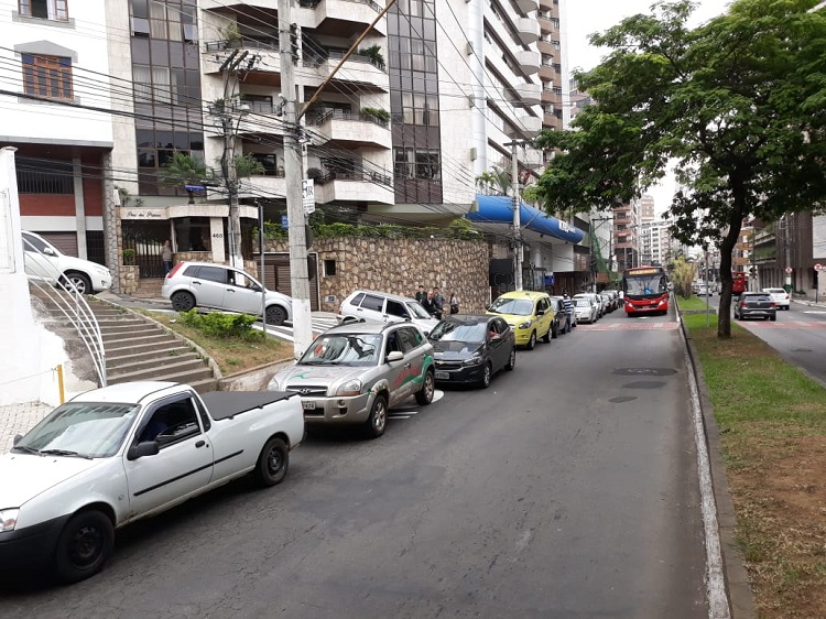 Com transporte coletivo reduzido, usuários têm dificuldade em deslocamentos em JF 3 posto de gasolina pedro