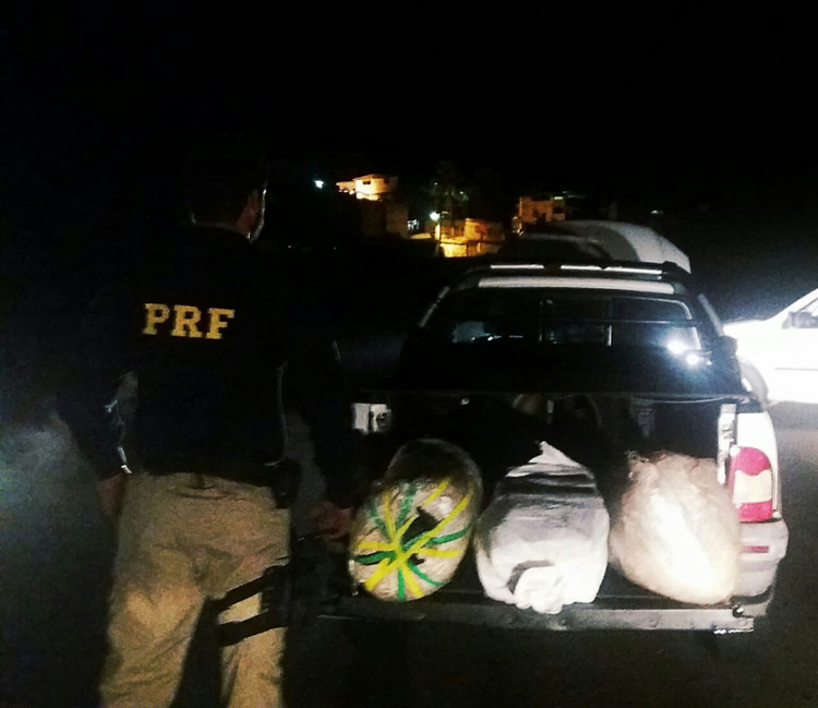 Após perseguição, PRF apreende 65 kg de maconha em caminhonete roubada 2 prf droga 1