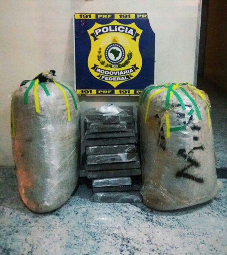 Após perseguição, PRF apreende 65 kg de maconha em caminhonete roubada 1 prf droga 2