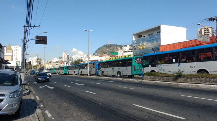 Mulher é atropelada por coletivo na Avenida Rio Branco 1 ônibus parados na Rio Branco
