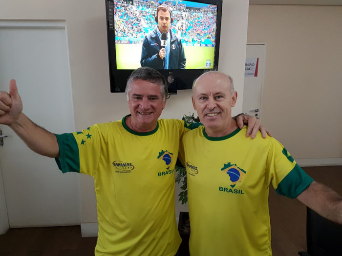 Jovino Campos (recém chegado da Rússia) e Paulo Roberto Lopes torceram pelo Brasil ao lado de 600 colaboradores do Grupo Bahamas, transformando o centro de distribuição, na BR-040, em uma grande arena