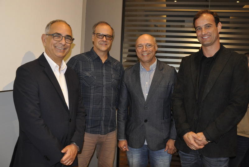 O prefeito Antônio Almas, Márcio Scaldini, Hugo Borges e o anfitrião Rodrigo Mendonça 1 Na apresentação do projeto e conceito do loteamento Estrela Alta, o prefeito Antônio Almas, Márcio Scaldini, Hugo Borges e o anfitrião Rodrigo Mendonça, que recebeu muitos elogios pela magnitude e inovação do residencial com lançamento em breve na Avenida Deusdedit Salgado Foto: Ângelo Savastano
