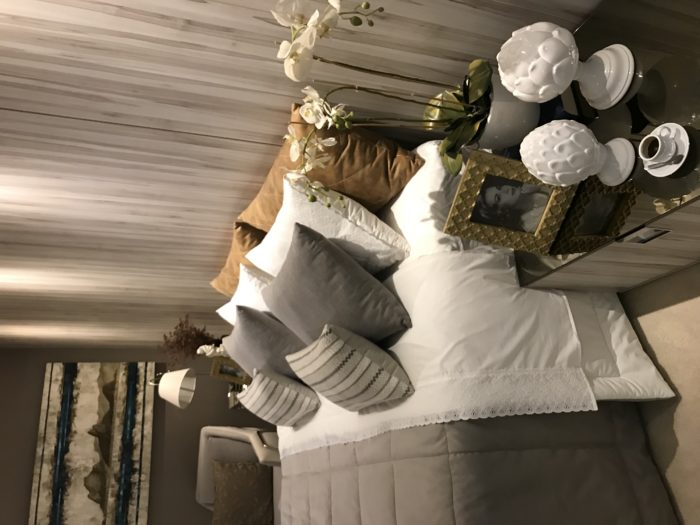Quartos de casal: camas, design e poltronas confortáveis 6 717A4068 7E85 4EF9 9077 952A1A6DE94C