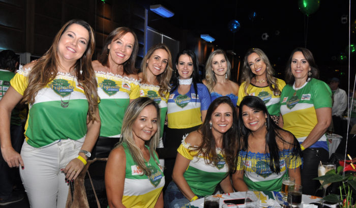 Grupo elegante e animado na Feijoada da Torcida 1 Simone Detoni, Vânia Fernandes, Viviane Detoni, Gabriela Garcia, Vânia Mota, Sara Garcia, Solange Gasparette, Kátia Barbosa, Iany Detoni e Dayana Garcia formaram um grupo elegante e animado na Feijoada da Torcida Foto: Wólmer Monteiro