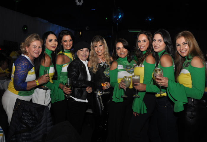 Laura Braga Carmo, a bonita filha de Luciana e Rodolfo Carmo, comemora seus 15 anos 3 Neusa Neves, Elisângela Neves, Gisela Viana da Silva, Rosiane Detoni, Valéria Araujo, Cristiannne Resende, Lisa Neves com a filha Ana Gabriela e Bernadete Oliveira Foto: Wólmer Monteiro
