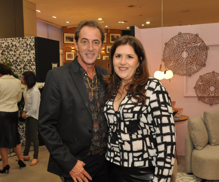 Luiz Duque e Jaqueline Bonjour no ‘coq’ de abertura da mostra de decoração da Jade, no Spazio Design Foto: Wólmer Monteiro