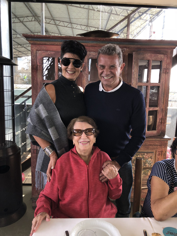 O ‘chef’ Fernando Cesar e a filha Maria Octávia Bicalho Almeida 3 Também no movimentado almoço dominical, Jacqueline e Claudius Mariano com Terezinha de Landa