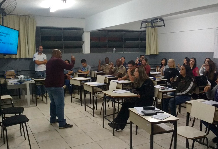 Policiais militares participam de curso de Libras 2 Libras Divulgação PM 2capa