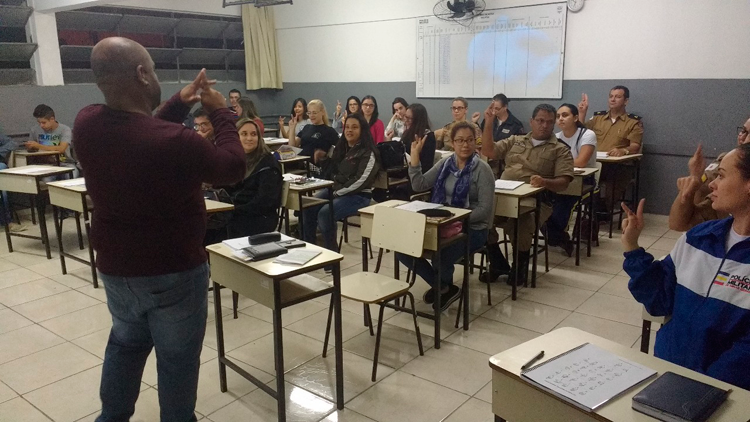 Policiais militares participam de curso de Libras 1 Libras Divulgação PM