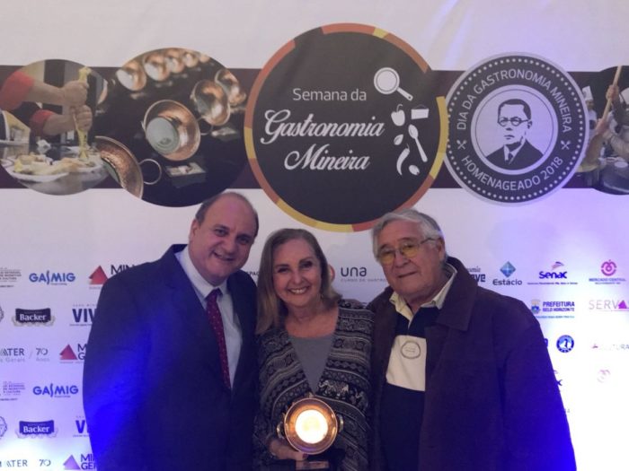 Curador do Prêmio Eduardo Frieiro, Chef Edson Puiati, com o casal Terezinha e Arnaldo Valentim, do Sítio Urucum, de Lima Duarte, MG. WhatsApp Image 2018 06 28 at 11.06.161