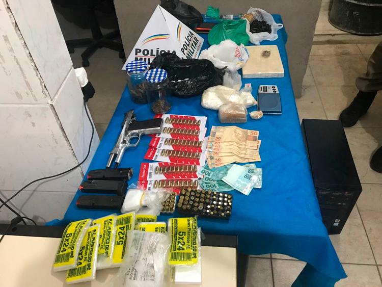Dupla é presa com mais de cem munições, arma e drogas 1 apreensão
