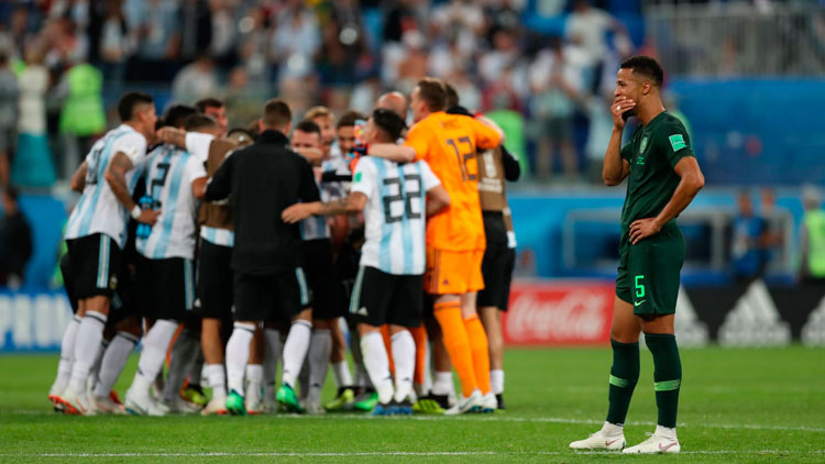 Argentina sofre, mas vence com gol no fim e avança às oitavas na Copa 1 argentina interna