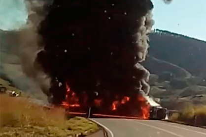 Carreta tomba e pega fogo na BR-116, em Muriaé 3 caminhão capa