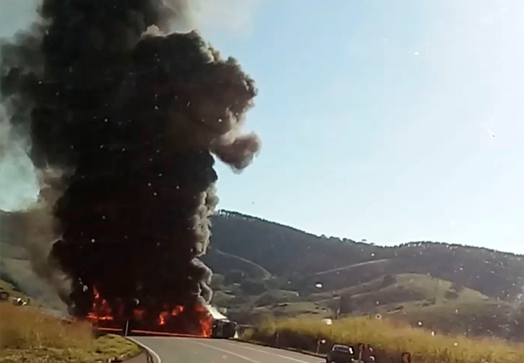 Carreta tomba e pega fogo na BR-116, em Muriaé 2 carreta dois dilvn