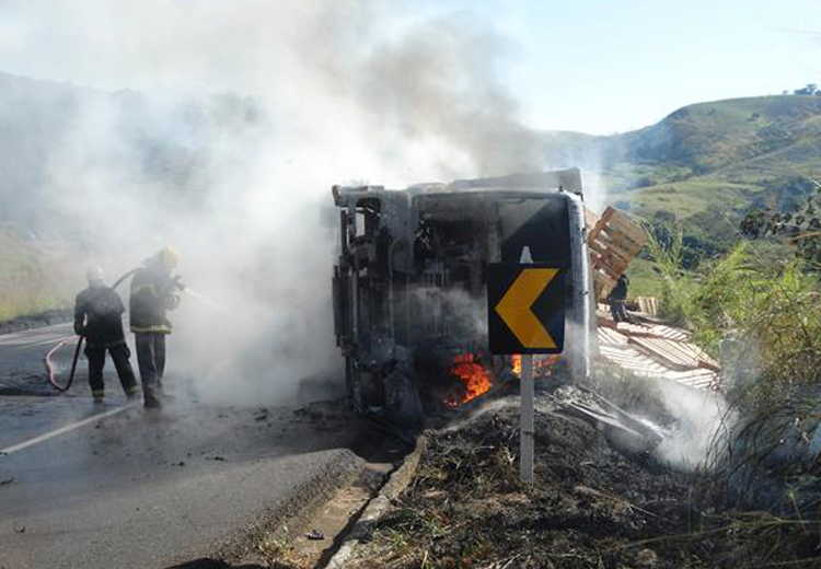 Carreta tomba e pega fogo na BR-116, em Muriaé 1 carreta silvan