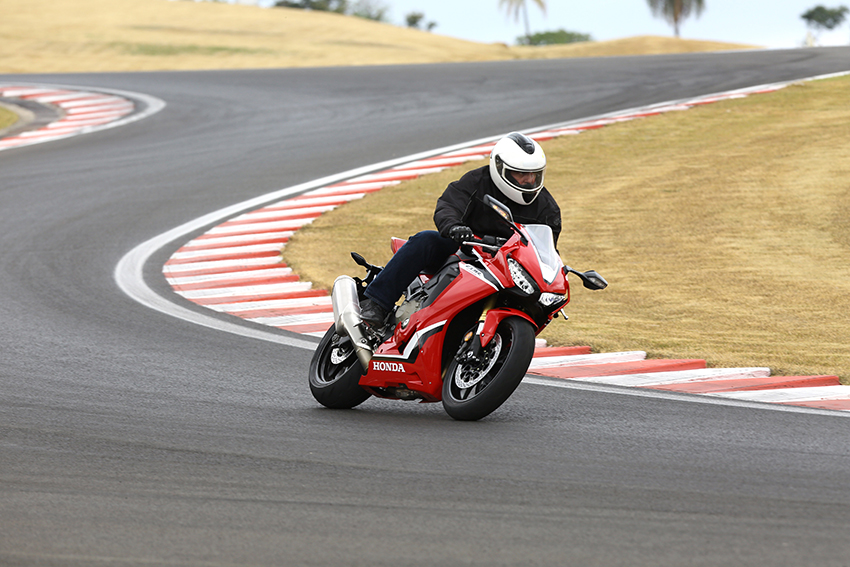 Nova CBR1000 RR Fireblade perde peso e ganha potência 3 carro e cia honda 3