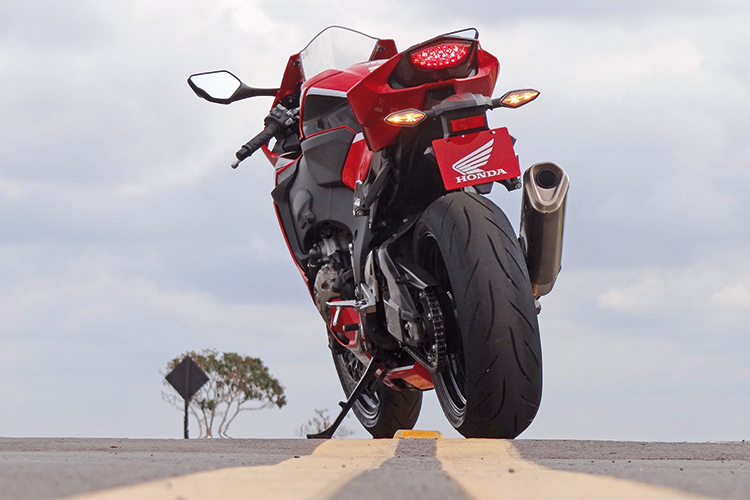 Nova CBR1000 RR Fireblade perde peso e ganha potência 1 carro e cia moto honda