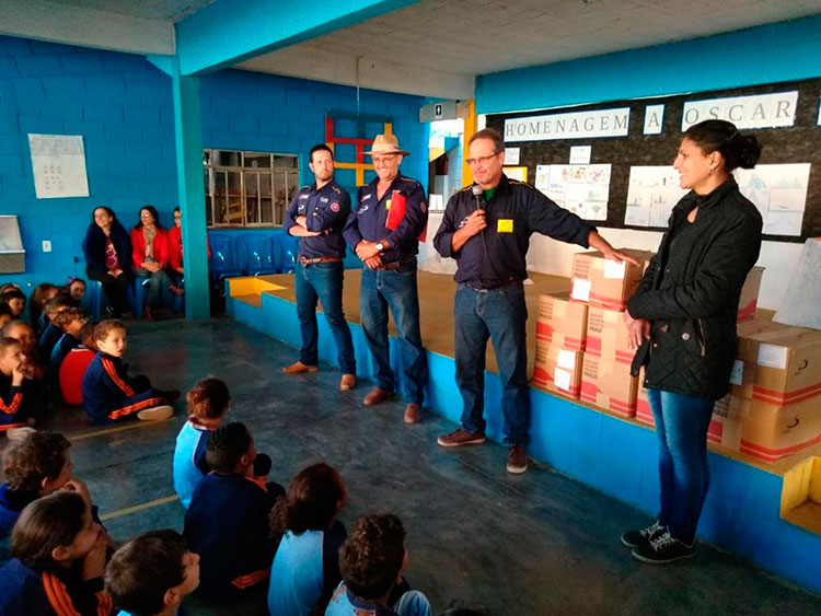 Cavaleiros da Cultura iniciam percurso de 260km para visitar escolas e distribuir livros 2 cavaleiros da cultura