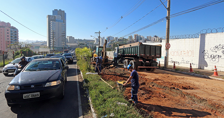 Trânsito na Itamar Franco é liberado após rompimento de rede de água 1 itamar felipe 1