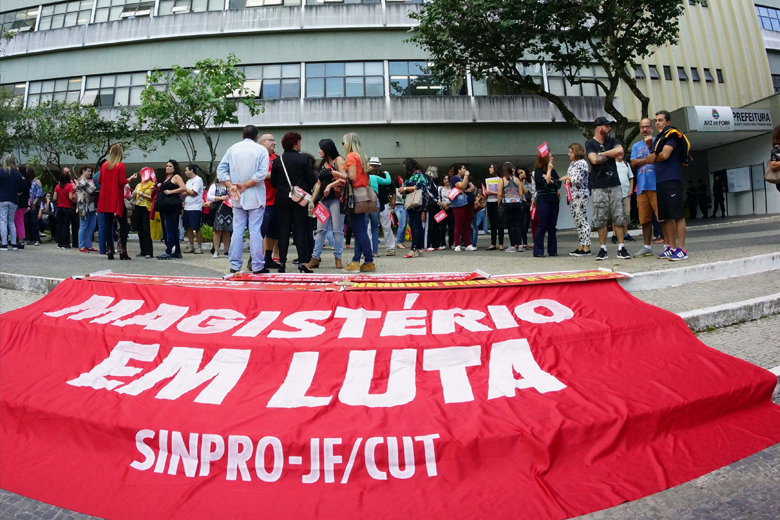 Sem acordo, greve na rede municipal de JF continua 2 magisterio olavo capa