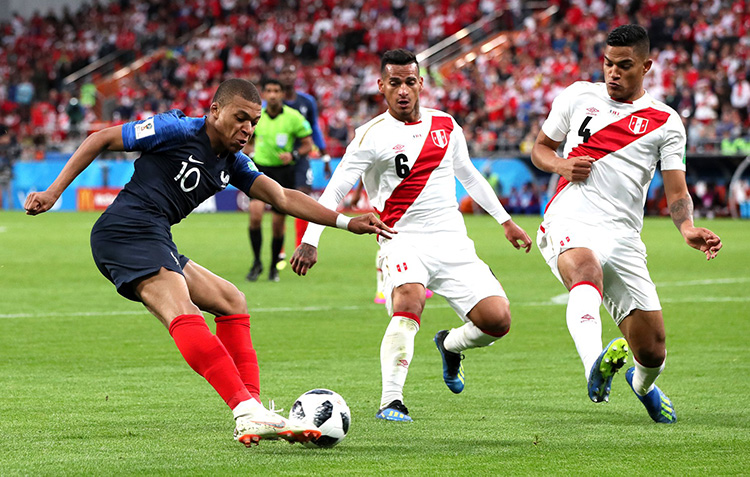 França vence, garante classificação e elimina o Peru 1 peru fifa5