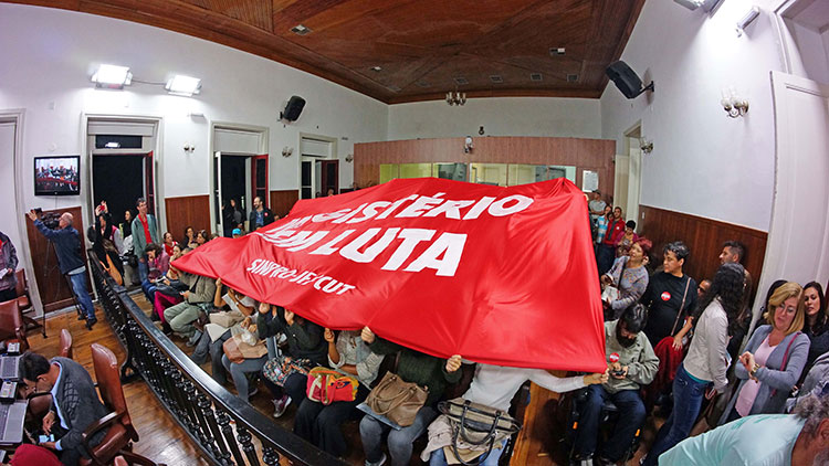 Professores municipais decidem manter greve e saem em passeata pelo Centro 1 professores camara