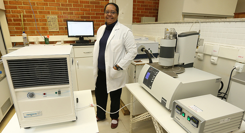 Zélia, a cientista ultrarresistente como o vidro que cria 2 zelia2