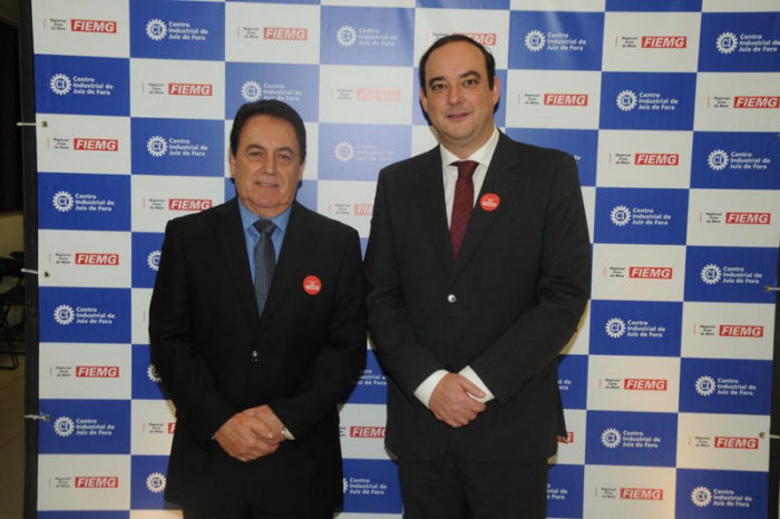 Aline Bastos (aniversariante neste sábado) e Fernanda Schmidt ladeando o ‘chef’ Celinho Vidal 1 Os presidentes Aurélio Marangon (Fiemg Regional) e Flávio Roscoe (Fiemg) ontem, na solenidade de posse da nova diretoria Foto: Andréa Ottoni