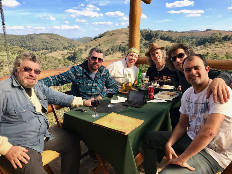 Wagner Tiso, Emmerson Nogueira, Hérmanes Abreu, Dudu Lima e Ricardo Itaborahy com a 'chef' Ana Paula Esteves em Ibitipoca 1 Mesa de bambas da música instrumental, no Oliva Bistrô, em Ibitipoca: Wagner Tiso, Emmerson Nogueira, Hérmanes Abreu, Dudu Lima e Ricardo Itaborahy com a 'chef' Ana Paula Esteves