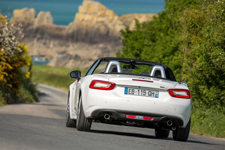 Fiat 124 Spider combina ar retrô com desempenho moderno 2 Fiat-Spider-teste-na-Itália