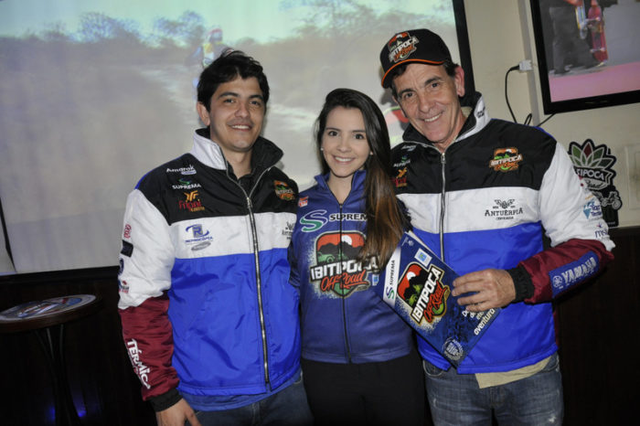 Manoel Resende com os filhos Thiago e Taissa no lançamento da revista do 29º Ibitipoca Off Road, no Apriori 1 Manoel Resende com os filhos Thiago e Taissa no lançamento da revista do 29º Ibitipoca Off Road, no Apriori Foto: Angelo Savastano