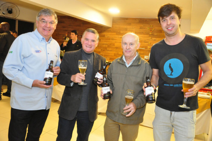 Jovino Campos e Paulo Roberto Lopes, entre Nélson Júnior e Saulo Oliveira, no lançamento da cerveja artesanal “Caminho Novo” 2 Jovino Campos e Paulo Roberto Lopes, entre Nélson Júnior e Saulo Oliveira, no lançamento da cerveja artesanal “Caminho Novo”, produzida com exclusividade pela Antuérpia para o Grupo Bahamas Foto: Anderson Ferreira