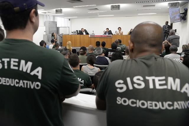 Lei autoriza porte de armas para agentes socioeducativos 1 Lei libera uso de arma para agente socioeducativo fora do horário de trabalho (Foto: Arquivo ALMG)