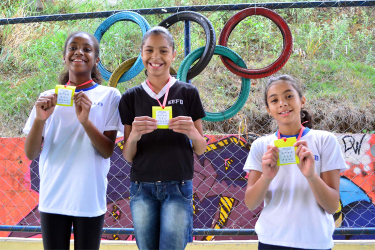 Imagem: Alunos têm aulas e competições internas utilizando equipamentos reciclados