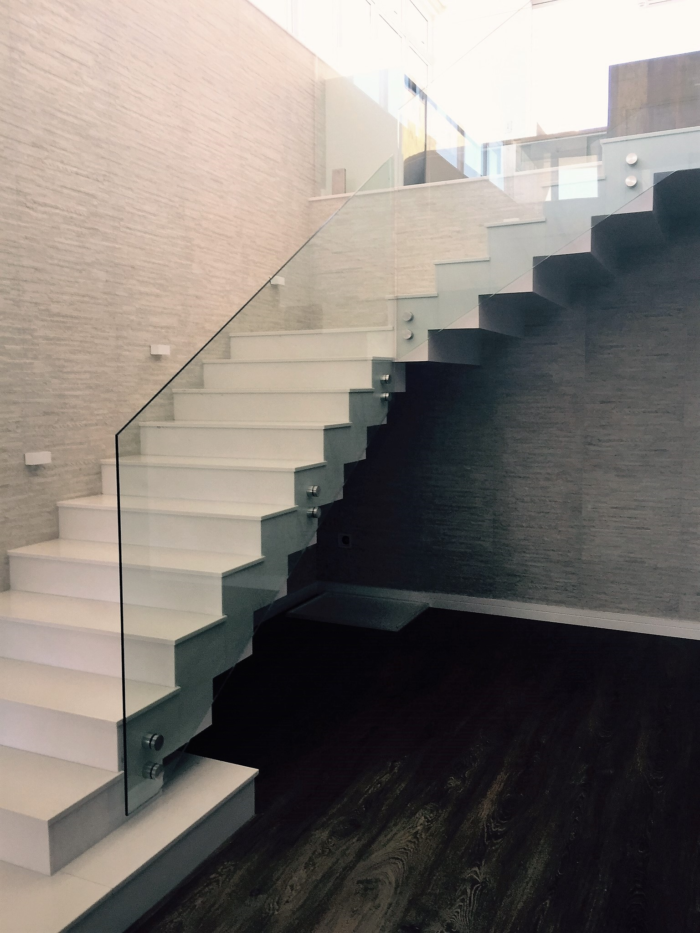 Projeto do escritório Aletheia Westermann Arquitetos Escada guarda corpo vidro