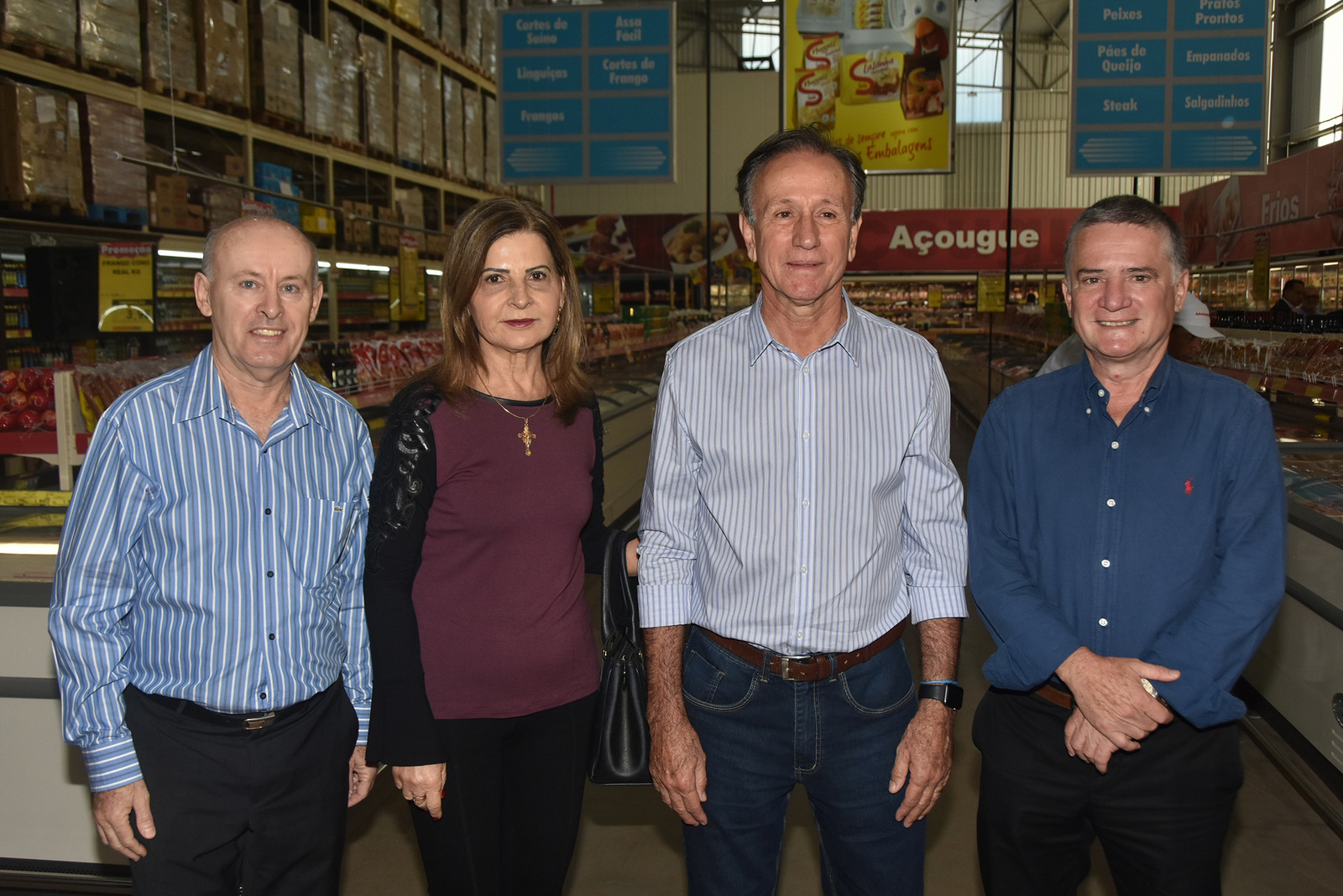 Crianças precisam praticar mais exercícios 4 Expansão em Uberaba Heloísa e o prefeito de Uberaba, Paulo Piau ladeados pelos empresários Paulo Roberto Lopes e Jovino Campos na inauguração da terceira loja do Grupo Bahamas na cidade do Triângulo.