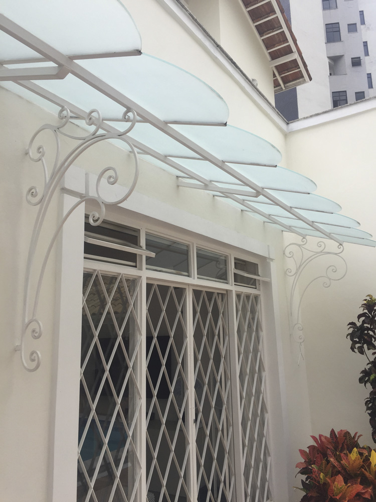 Olho no teto! Gesso, PVC ou madeira. Qual o melhor? 5 Proteção para porta em ferro pintado e vidro jateado222
