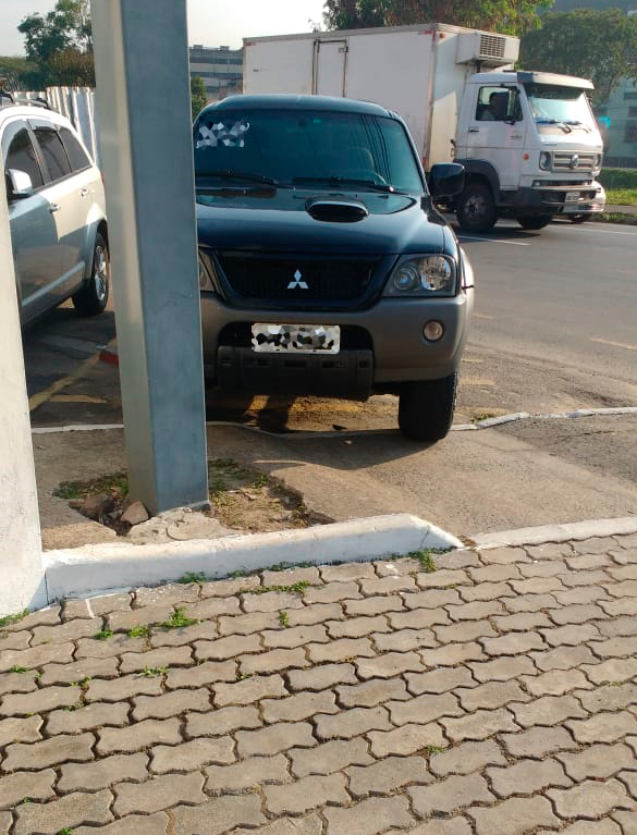 Carros obstruem rampa de acesso de cadeirantes no Centro 1 VU Estacionamento Irregular3