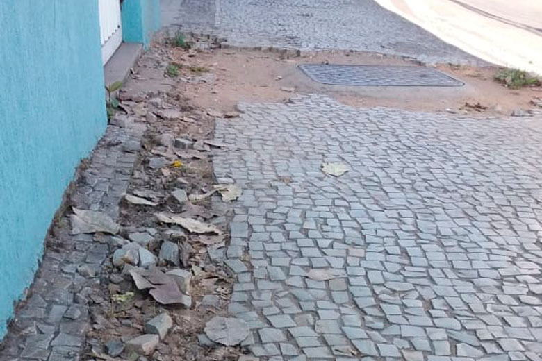 Buracos em calçada prejudicam passagem 2 VU Manoel Honório