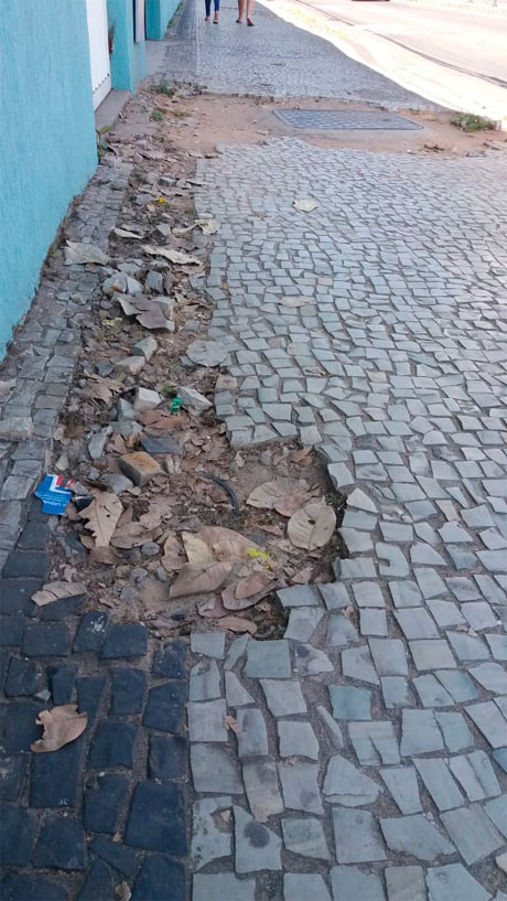 Buracos em calçada prejudicam passagem 1 VU Manoel Honório 2