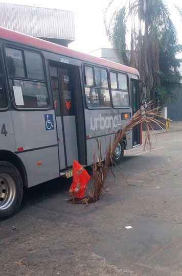 Buraco no asfalto prejudica trânsito no Poço Rico 1 VU Poco Rico1