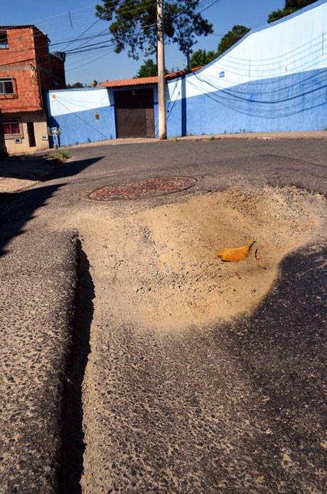 Buraco atrapalha trânsito em via no Santa Luzia 1 Foto: Olavo Prazeres