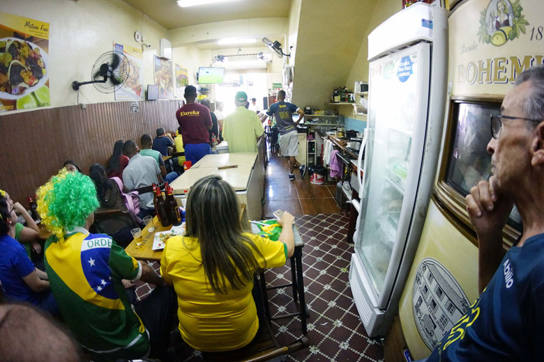 Torcedores interrompem trabalho para torcer pelo Brasil 2 abilio olaov